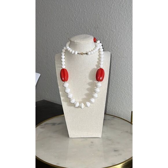 Vintage chunky necklace white red beads graduated EUC 15” - Picture 1 of 4